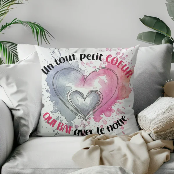 Coussin Un tout petit coeur qui bat avec le nôtre Sur un canapé