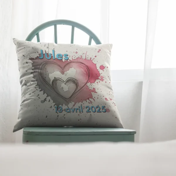 Coussin faire part naissance posé sur une chaise en bois bleu