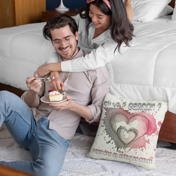COUSSIN Grossesse Fille ? Garçon ? couple au bord du lit