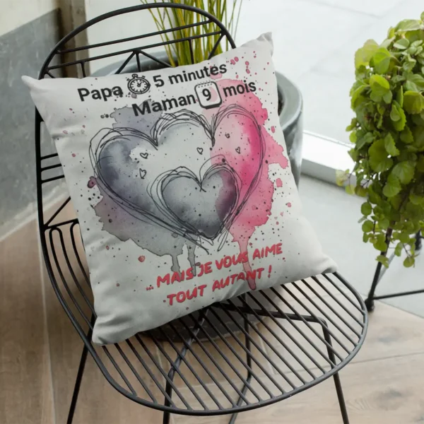 Coussin Humour Grossesse Papa & Maman sur un fauteuil moderne