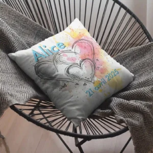 Coussin naissance dans un fauteuil ficelle
