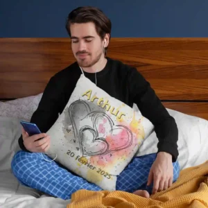 Coussin Naissance Papa assis dans son lit avec le coussin