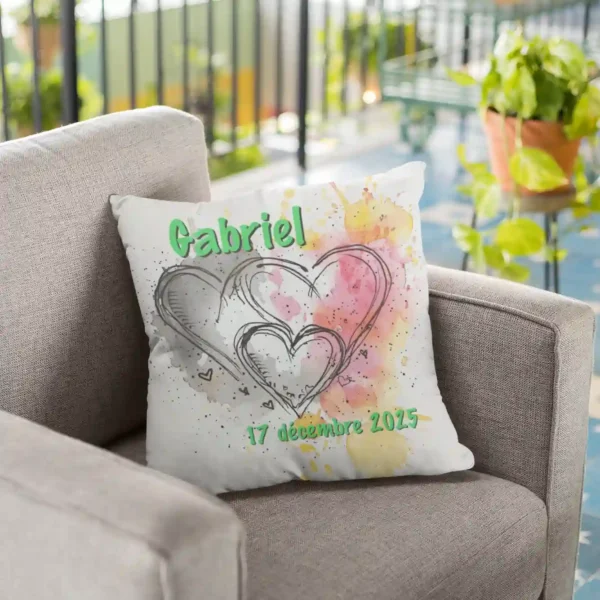 Coussin naissance dans la véranda dans un fauteuil gris