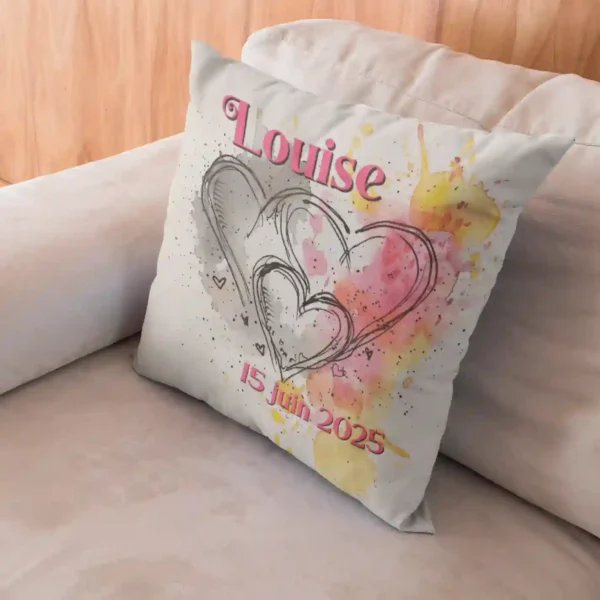 Coussin naissance dans un coin de canapé